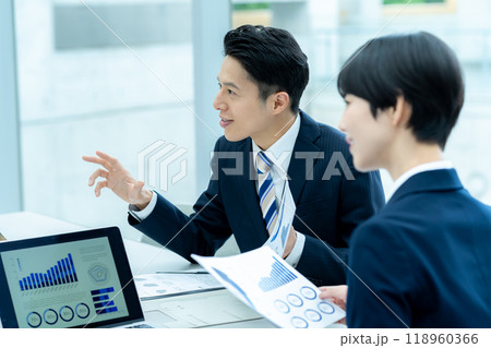 ミーティングするビジネスパーソン ミーティングするビジネスパーソン 118960366