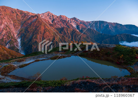 秋の唐松岳登山:夜明けの八方池と白馬三山 秋の唐松岳登山:夜明けの八方池と白馬三山 118960367