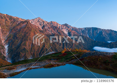 秋の唐松岳登山:夜明けの八方池と白馬三山 秋の唐松岳登山:夜明けの八方池と白馬三山 118960376