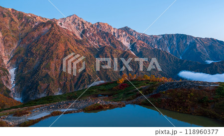 秋の唐松岳登山:夜明けの八方池と白馬三山 秋の唐松岳登山:夜明けの八方池と白馬三山 118960377