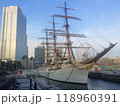 都会の港に停泊された帆船 118960391