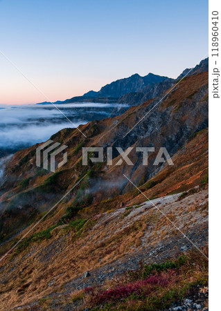 秋の唐松岳登山：夜明けの後立山連峰 118960410