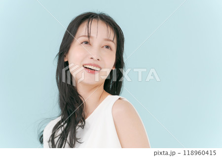 風になびく女性の髪の毛 風になびく女性の髪の毛 118960415