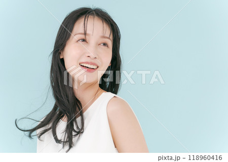 風になびく女性の髪の毛 風になびく女性の髪の毛 118960416