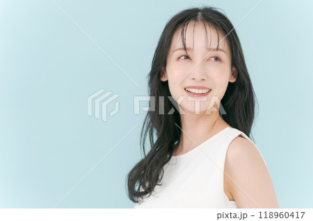 風になびく女性の髪の毛 118960417