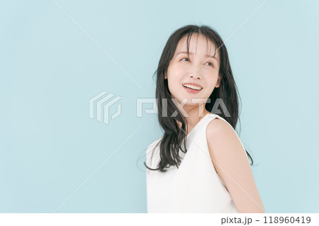 風になびく女性の髪の毛 風になびく女性の髪の毛 118960419