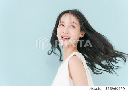風になびく女性の髪の毛 118960420