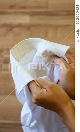 ワイシャツの襟の汚れ　イメージ 118960421