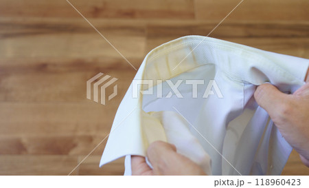 ワイシャツの襟の汚れ　イメージ 118960423