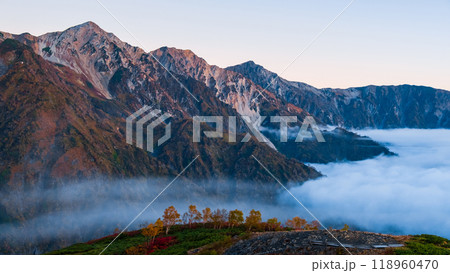 秋の唐松岳登山:夜明けの八方池と白馬三山 秋の唐松岳登山:夜明けの八方池と白馬三山 118960470