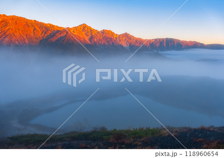 秋の唐松岳登山：夜明けの八方池と白馬三山 118960654