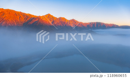 秋の唐松岳登山：夜明けの八方池と白馬三山 118960655