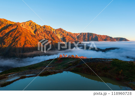 秋の唐松岳登山（夜明けの八方池と白馬三山） 118960728