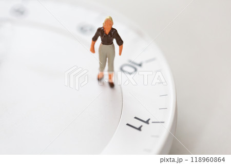 時計の文字盤と女性の人形　労働時間、キャリアのイメージ  118960864