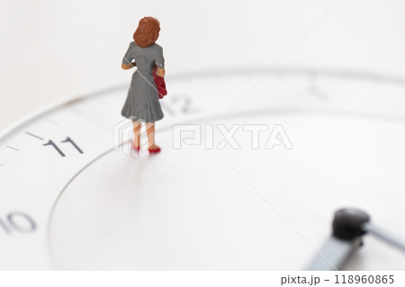 時計の文字盤と女性の人形 労働時間、キャリアのイメージ 時計の文字盤と女性の人形 労働時間、キャリアのイメージ 118960865