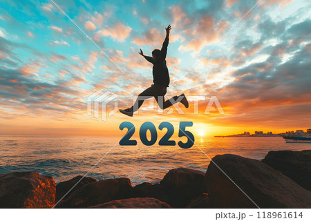 美しい日の出にジャンプして飛び上がる新年2025年のシルエット 118961614