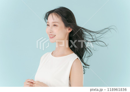 風になびく女性の髪の毛 風になびく女性の髪の毛 118961836