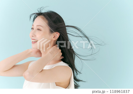 風になびく女性の髪の毛 118961837