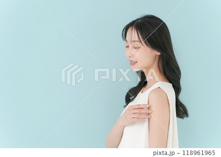 30代女性の横顔のポートレート 30代女性の横顔のポートレート 118961965