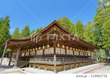 金色の灯篭が美しい高野山壇上伽藍の御影堂 118962738