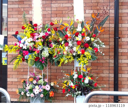 開店祝いのフラワースタンド 118963119