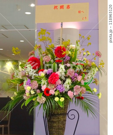 開店祝いのフラワースタンド　縦構図 118963120