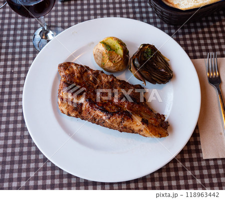 Appetizing pork ribs with potatoes and artichoke 118963442