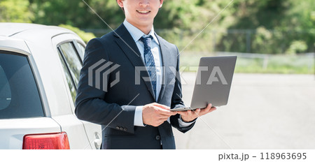 車の査定をするカーディーラの査定士・営業マンの若いアジア人男性 118963695