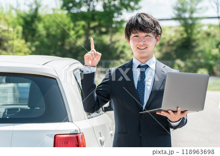 車の査定をするカーディーラの査定士・営業マンの若いアジア人男性 118963698
