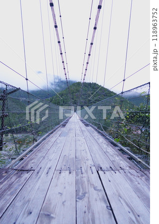 夜明け過ぎの谷瀬の吊り橋と山にかかる霧 夜明け過ぎの谷瀬の吊り橋と山にかかる霧 118963752