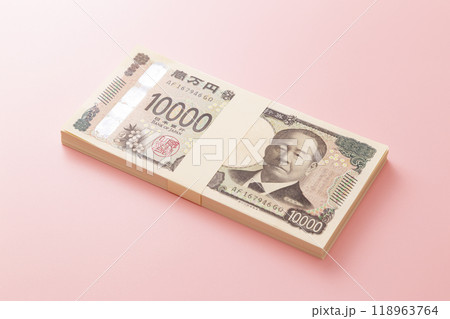 ピンク背景に一万円の札束 118963764