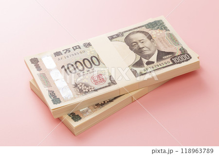 ピンク背景に一万円の札束 118963789