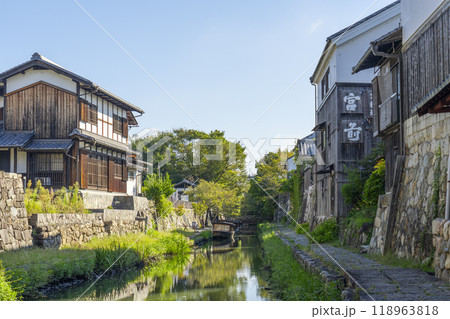 八幡堀　白壁の土蔵が立ち並ぶ風情あふれる景観（滋賀県近江八幡市） 118963818