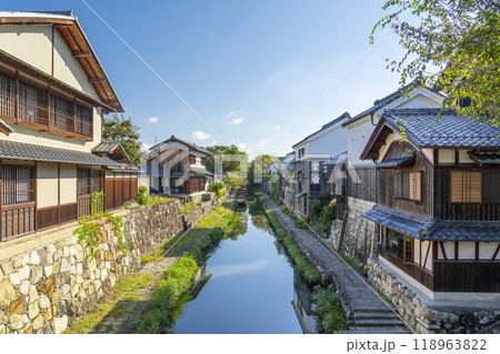 八幡堀　白壁の土蔵が立ち並ぶ風情あふれる景観（滋賀県近江八幡市） 118963822
