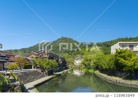 八幡堀から見える八幡山（滋賀県近江八幡市） 118963849