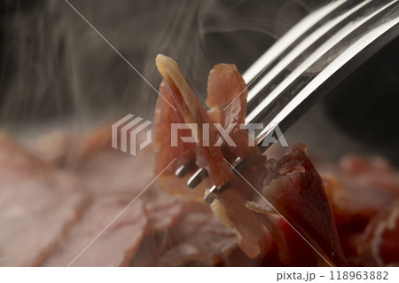 生ハム 牛生ハム スモーク 煙 フォークで生ハムを持ち上げる 生ハム 牛生ハム スモーク 煙 フォークで生ハムを持ち上げる 118963882