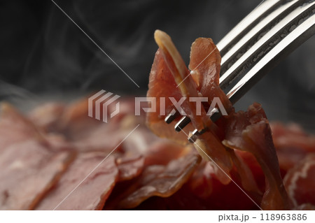 生ハム　牛生ハム スモーク　煙 フォークで生ハムを持ち上げる 118963886