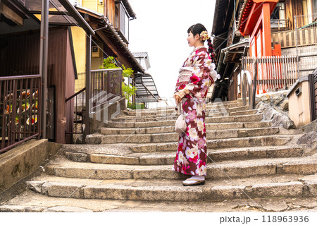 街歩きをする着物の女性 街歩きをする着物の女性 118963936