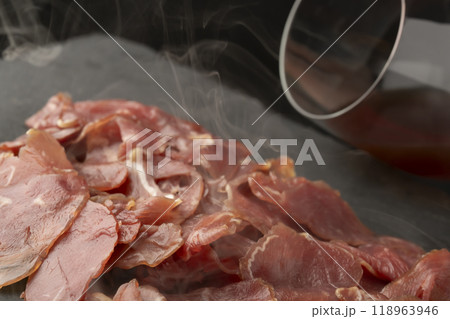 生ハム 牛生ハム スモーク 煙 ワイン 生ハム 牛生ハム スモーク 煙 ワイン 118963946