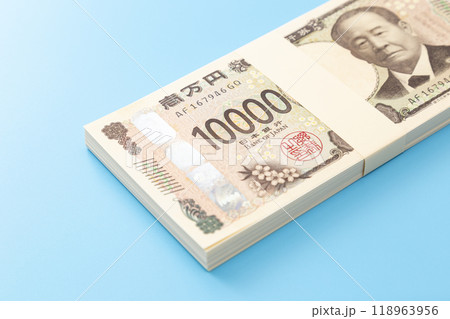 青背景に一万円の札束 青背景に一万円の札束 118963956
