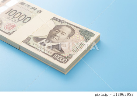 青背景に一万円の札束 青背景に一万円の札束 118963958