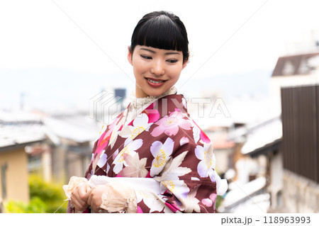 街歩きをする着物の女性 118963993