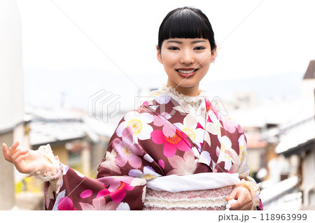 街歩きをする着物の女性 街歩きをする着物の女性 118963999