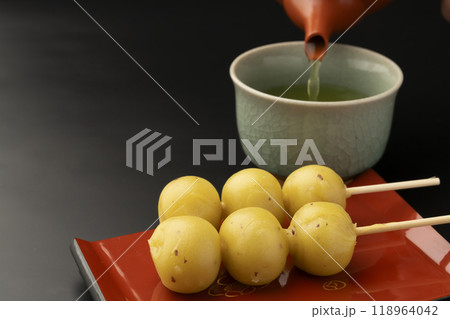 芋団子 さつまいもの団子 急須でお茶を注ぐ 芋団子 さつまいもの団子 急須でお茶を注ぐ 118964042