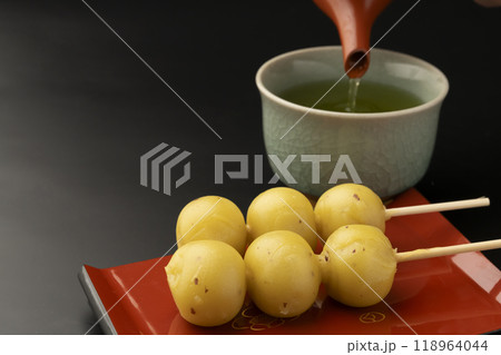 芋団子　さつまいもの団子 急須でお茶を注ぐ 118964044