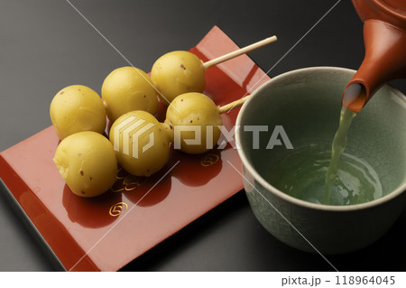 芋団子 さつまいもの団子 急須でお茶を注ぐ 芋団子 さつまいもの団子 急須でお茶を注ぐ 118964045