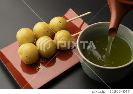 芋団子 さつまいもの団子 急須でお茶を注ぐ 芋団子 さつまいもの団子 急須でお茶を注ぐ 118964047