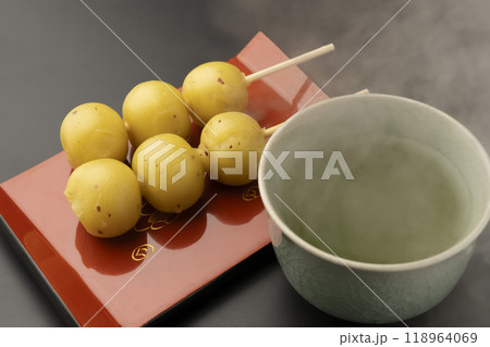 芋団子 さつまいもの団子と緑茶 芋団子 さつまいもの団子と緑茶 118964069