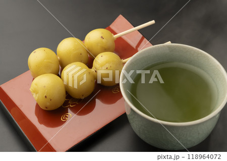 芋団子 さつまいもの団子と緑茶 芋団子 さつまいもの団子と緑茶 118964072