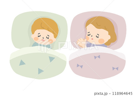 布団で眠る小さな子供たち 118964645